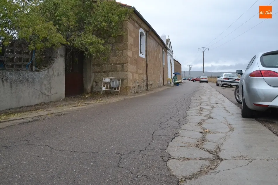Foto 7 - Hora de reencontrarse con los difuntos y con los baches de la entrada al Cementerio  