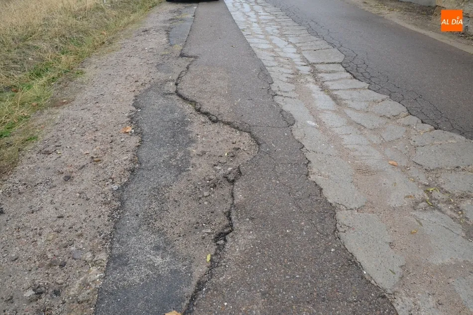 Foto 8 - Hora de reencontrarse con los difuntos y con los baches de la entrada al Cementerio  