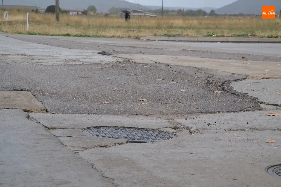 Foto 5 - Hora de reencontrarse con los difuntos y con los baches de la entrada al Cementerio  