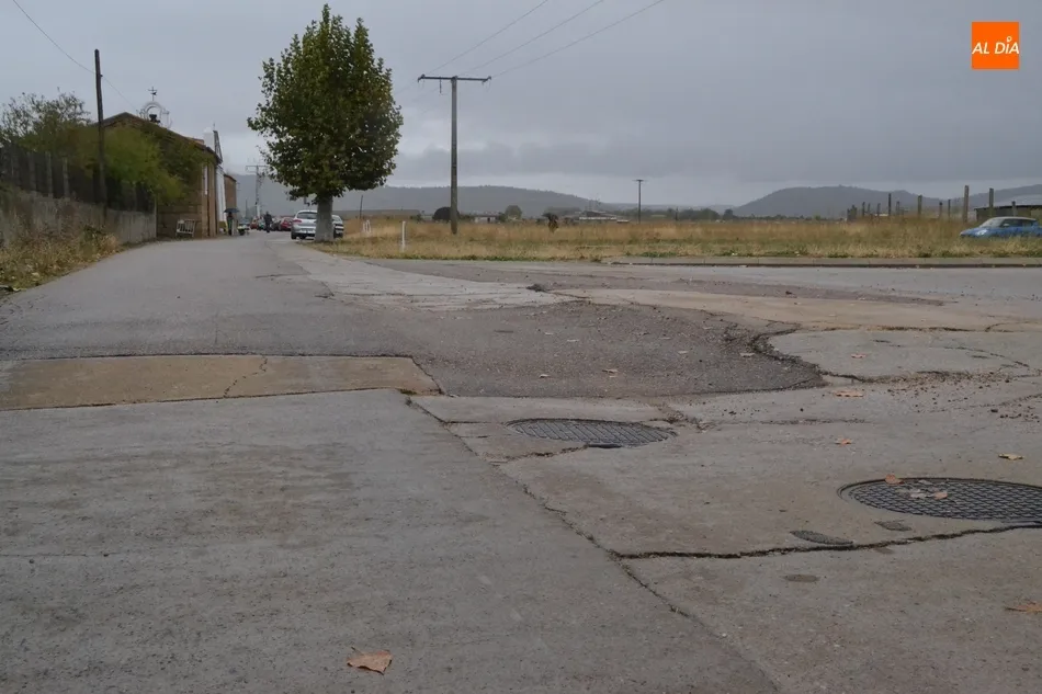 Foto 4 - Hora de reencontrarse con los difuntos y con los baches de la entrada al Cementerio  
