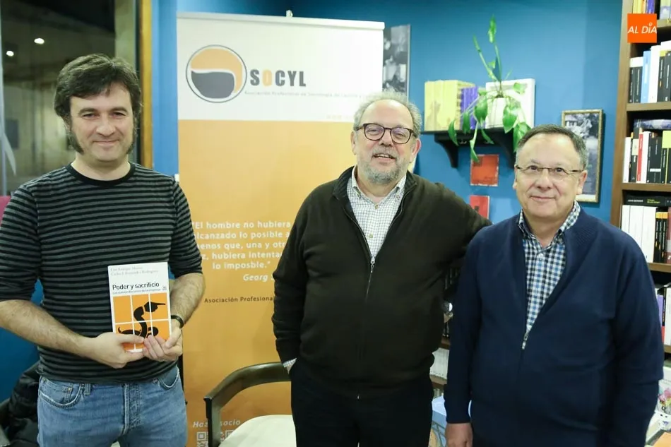 Foto 9 - Luis Enrique Alonso y Carlos J. Fern&aacute;ndez, protagonistas en el Martes Sociol&oacute;gico de Letras...