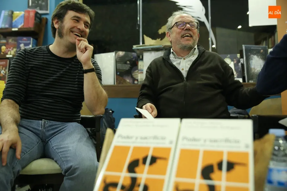 Foto 7 - Luis Enrique Alonso y Carlos J. Fern&aacute;ndez, protagonistas en el Martes Sociol&oacute;gico de Letras...