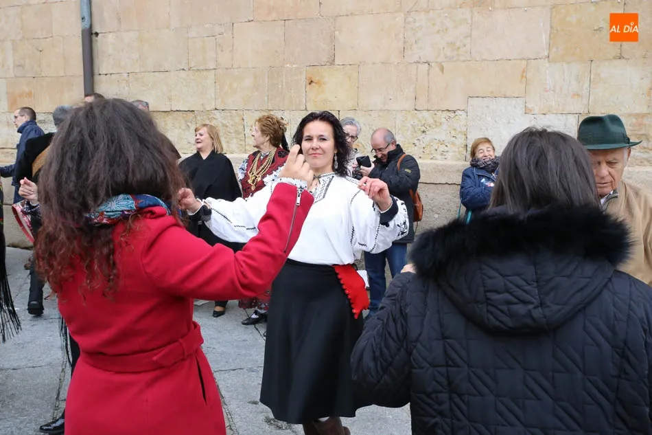 Foto 10 - Cientos de salmantinos acompa&ntilde;an a &lsquo;El Mariquelo&rsquo; en su tradicional subida a la Catedral  