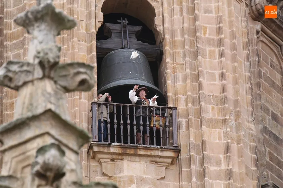 Foto 9 - Cientos de salmantinos acompa&ntilde;an a &lsquo;El Mariquelo&rsquo; en su tradicional subida a la Catedral  