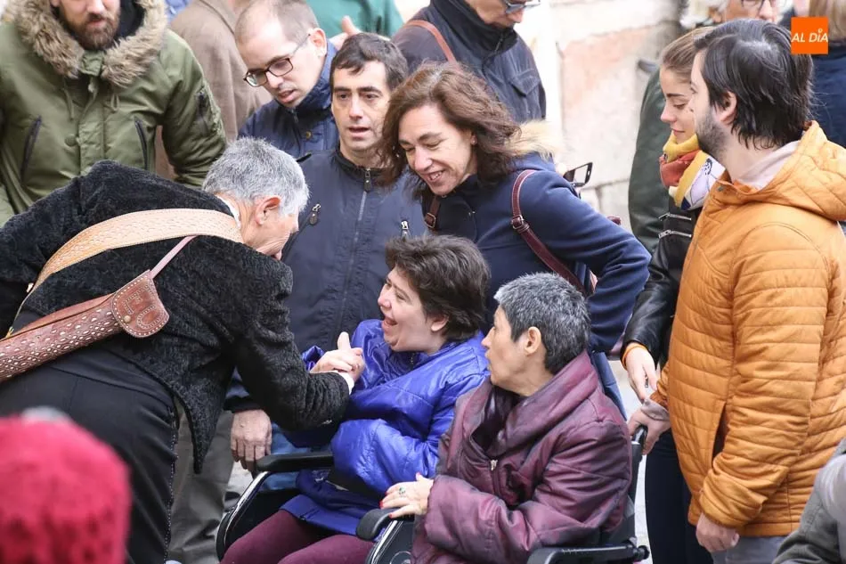 Foto 8 - Cientos de salmantinos acompa&ntilde;an a &lsquo;El Mariquelo&rsquo; en su tradicional subida a la Catedral  