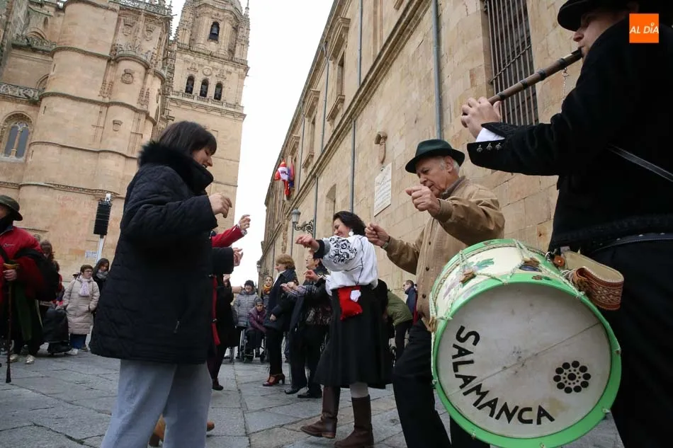 Foto 7 - Cientos de salmantinos acompa&ntilde;an a &lsquo;El Mariquelo&rsquo; en su tradicional subida a la Catedral  
