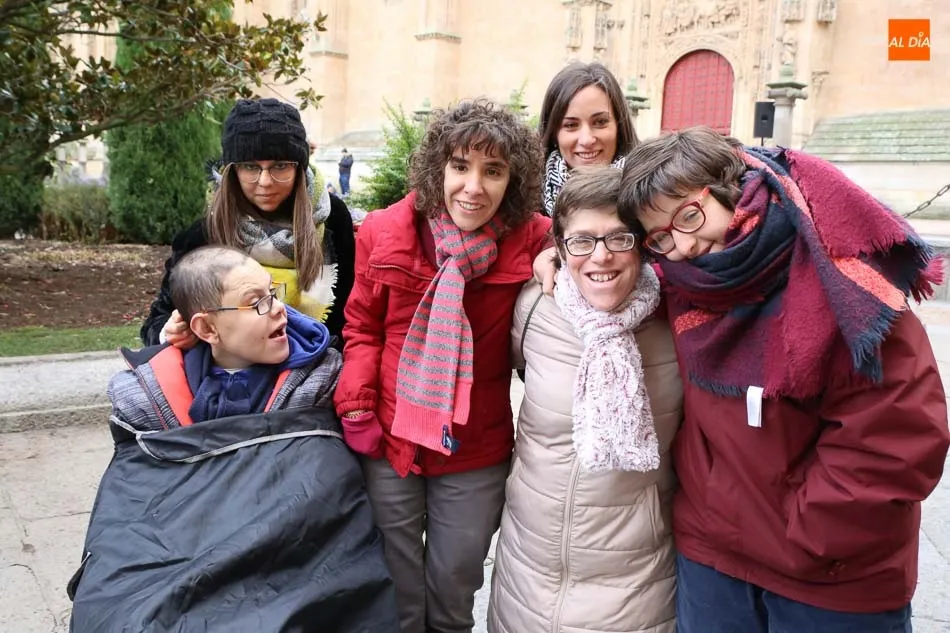 Foto 6 - Cientos de salmantinos acompa&ntilde;an a &lsquo;El Mariquelo&rsquo; en su tradicional subida a la Catedral  