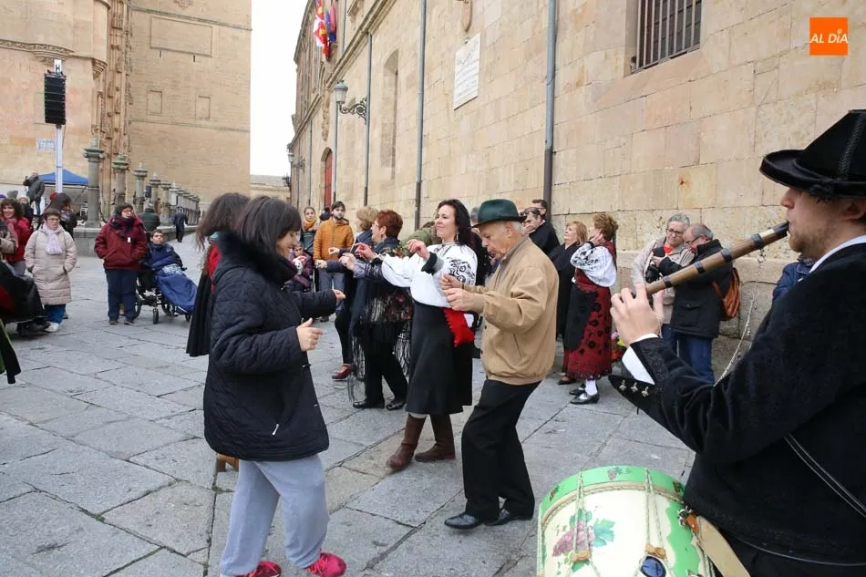 Foto 4 - Cientos de salmantinos acompa&ntilde;an a &lsquo;El Mariquelo&rsquo; en su tradicional subida a la Catedral  