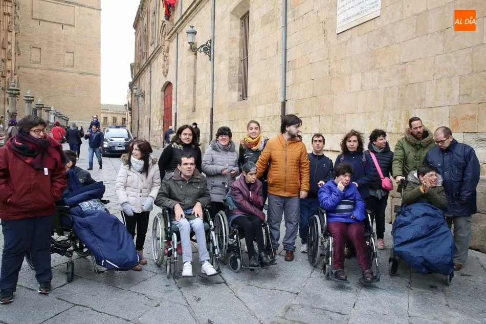 Foto 3 - Cientos de salmantinos acompa&ntilde;an a &lsquo;El Mariquelo&rsquo; en su tradicional subida a la Catedral  