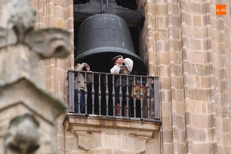Foto 2 - Cientos de salmantinos acompa&ntilde;an a &lsquo;El Mariquelo&rsquo; en su tradicional subida a la Catedral  