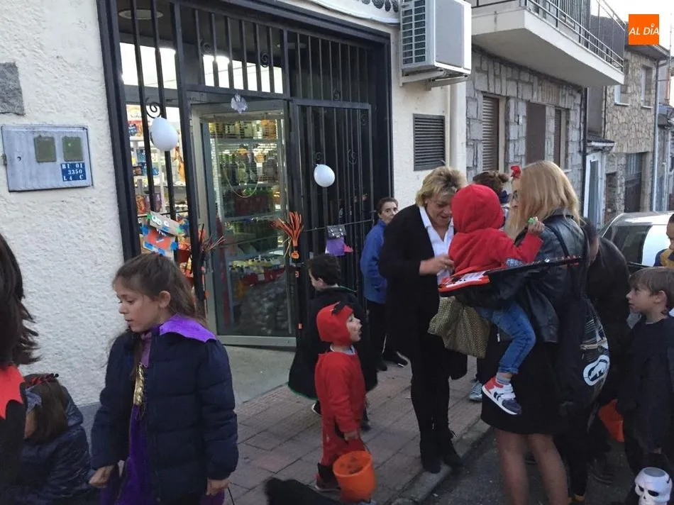 Foto 7 - Los m&aacute;s peque&ntilde;os de Villarino de los Aires recorren las calles con el &lsquo;Truco o trato&rsquo;  