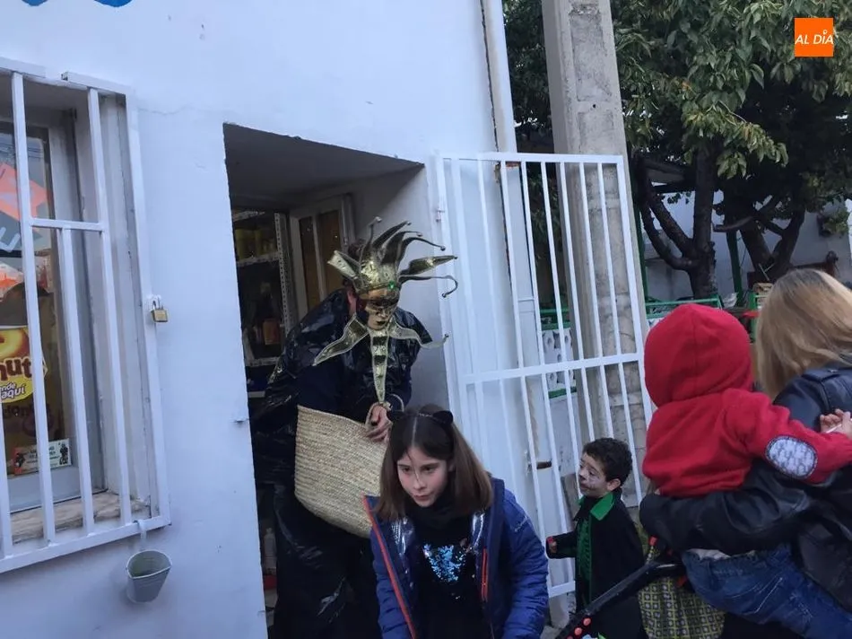 Foto 6 - Los m&aacute;s peque&ntilde;os de Villarino de los Aires recorren las calles con el &lsquo;Truco o trato&rsquo;  