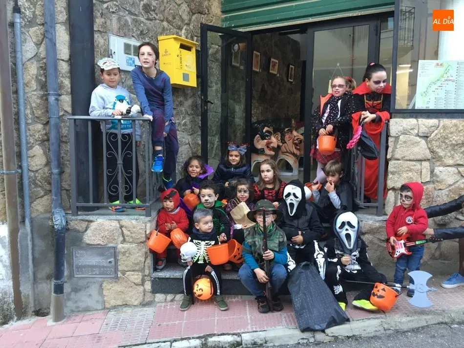 Foto 4 - Los m&aacute;s peque&ntilde;os de Villarino de los Aires recorren las calles con el &lsquo;Truco o trato&rsquo;  