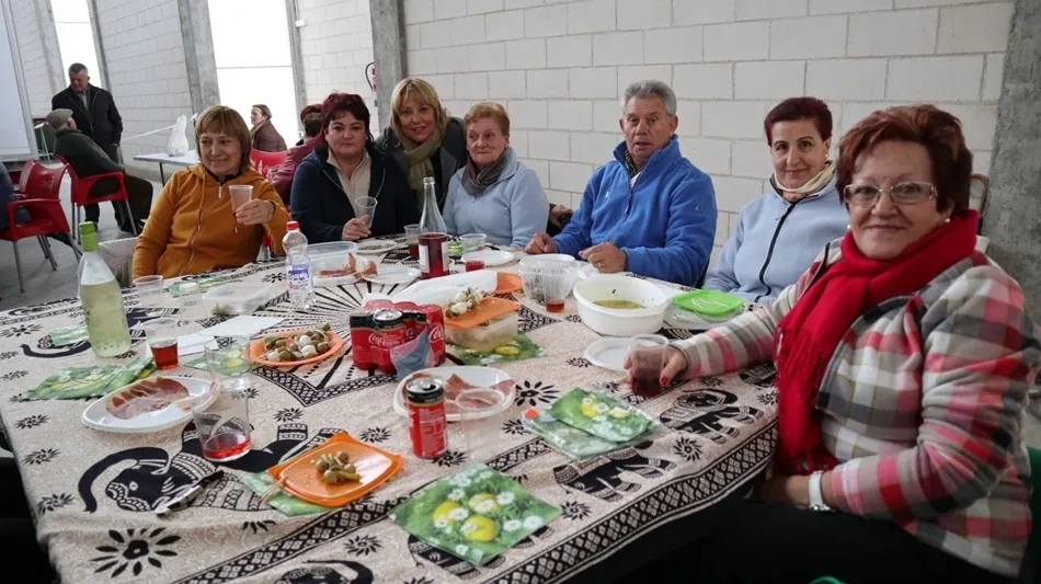 Varios vecinos disfrutan de las actividades festivas
