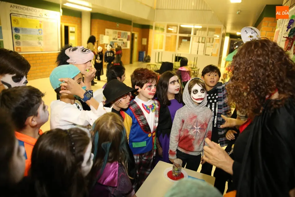 Foto 3 - El Colegio Antonio Machado celebra Halloween con disfraces, juegos y degustaciones