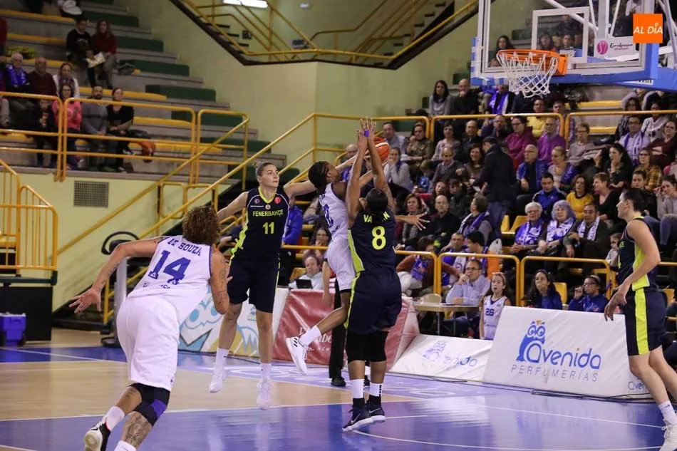 Foto 10 - Perfumer&iacute;as Avenida se al&iacute;a con la magia de W&uuml;rzburg para derrotar a Fenerbahce tras una...