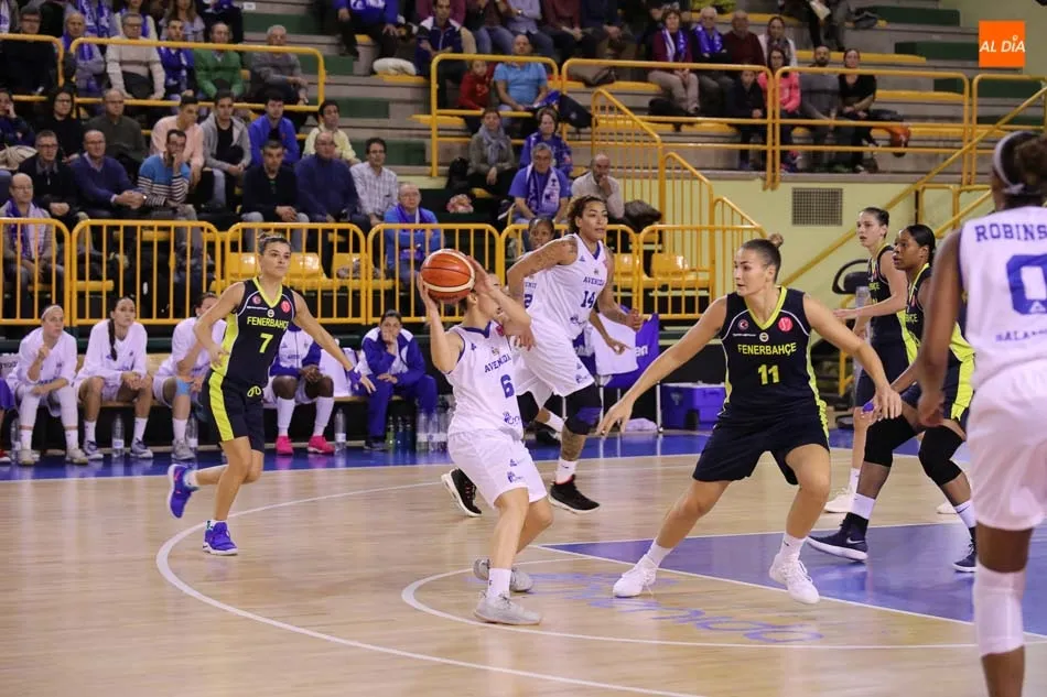 Foto 3 - Perfumer&iacute;as Avenida se al&iacute;a con la magia de W&uuml;rzburg para derrotar a Fenerbahce tras una...
