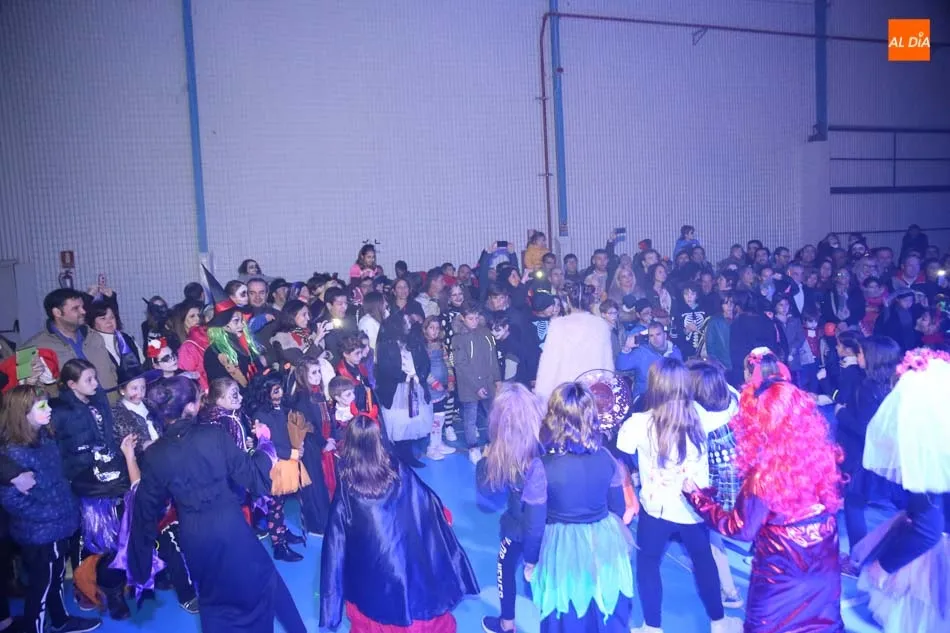 Foto 3 - Animada fiesta con desfile, m&uacute;sica y t&uacute;nel del terror para celebrar Halloween