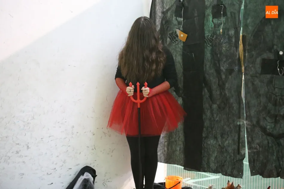 Foto 11 - Los vecinos disfrutan de una terror&iacute;fica y divertida fiesta de Halloween