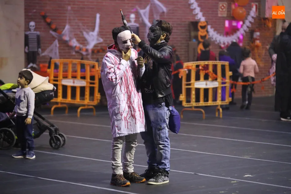 Foto 9 - Los vecinos disfrutan de una terror&iacute;fica y divertida fiesta de Halloween