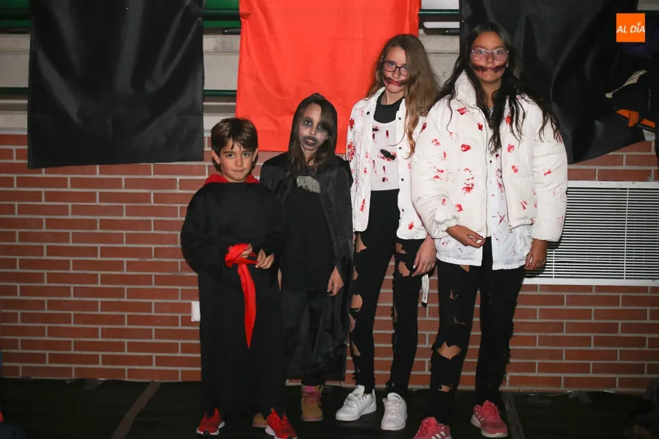 Foto 8 - Los vecinos disfrutan de una terror&iacute;fica y divertida fiesta de Halloween