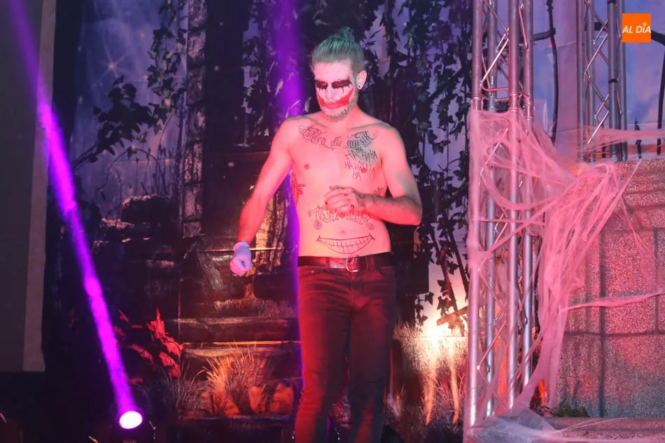 Foto 7 - Los vecinos disfrutan de una terror&iacute;fica y divertida fiesta de Halloween