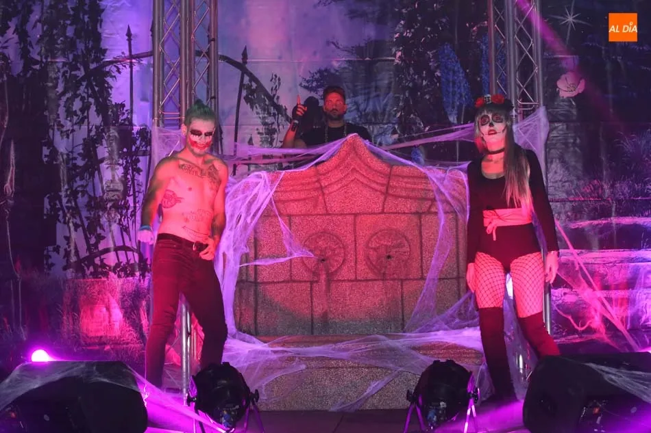 Foto 6 - Los vecinos disfrutan de una terror&iacute;fica y divertida fiesta de Halloween
