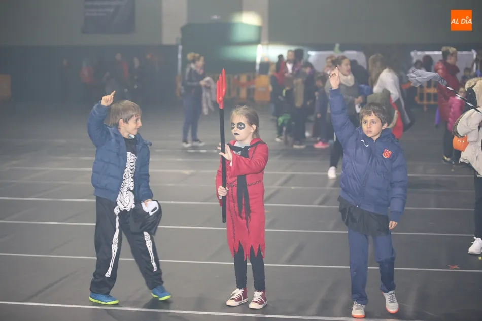 Foto 5 - Los vecinos disfrutan de una terror&iacute;fica y divertida fiesta de Halloween
