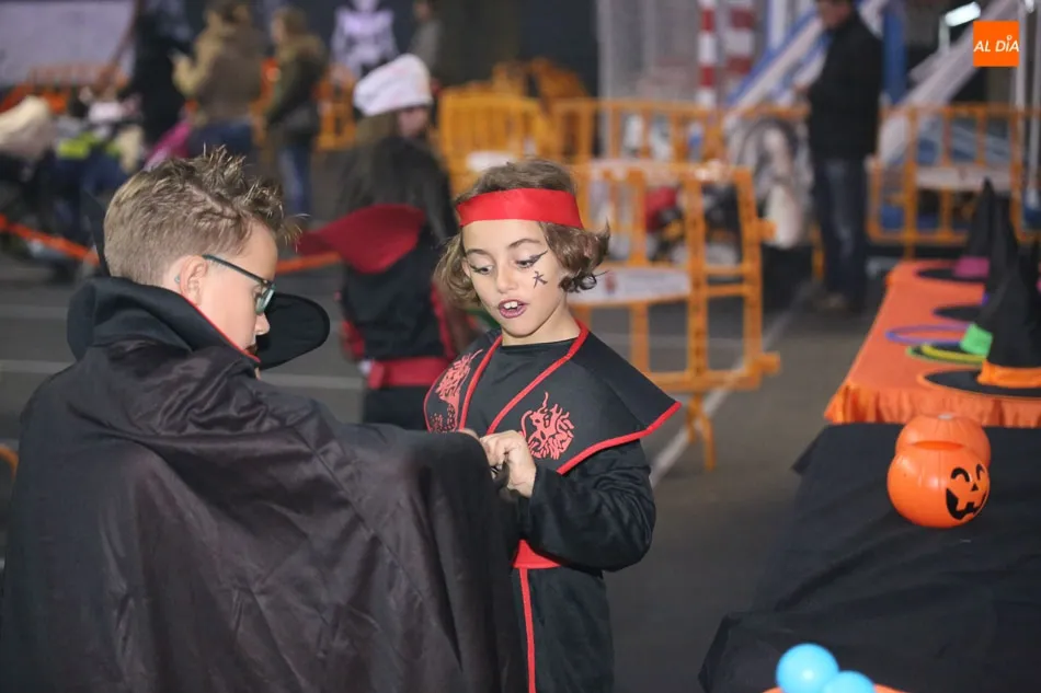 Foto 4 - Los vecinos disfrutan de una terror&iacute;fica y divertida fiesta de Halloween