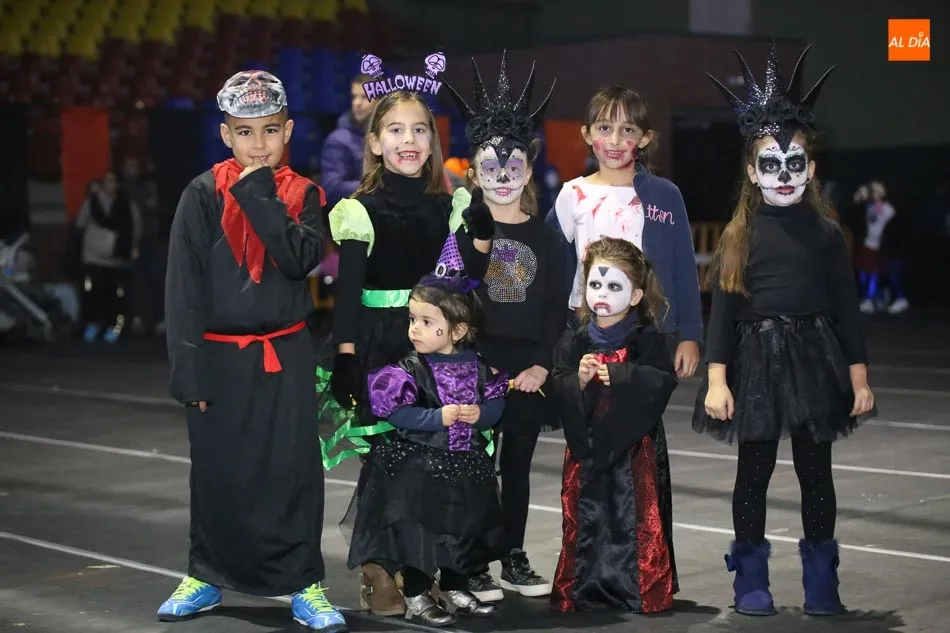 Foto 3 - Los vecinos disfrutan de una terror&iacute;fica y divertida fiesta de Halloween