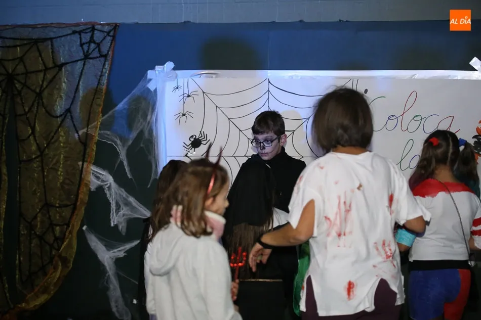 Foto 2 - Los vecinos disfrutan de una terror&iacute;fica y divertida fiesta de Halloween