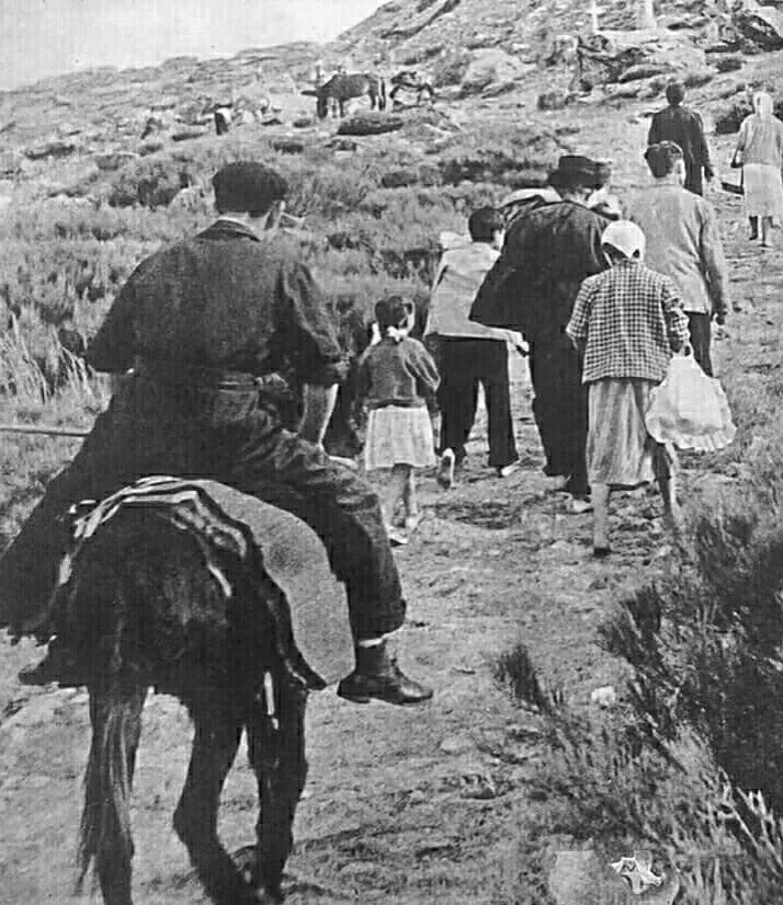 Foto 2 - Peregrinos hacia la Pe&ntilde;a de Francia