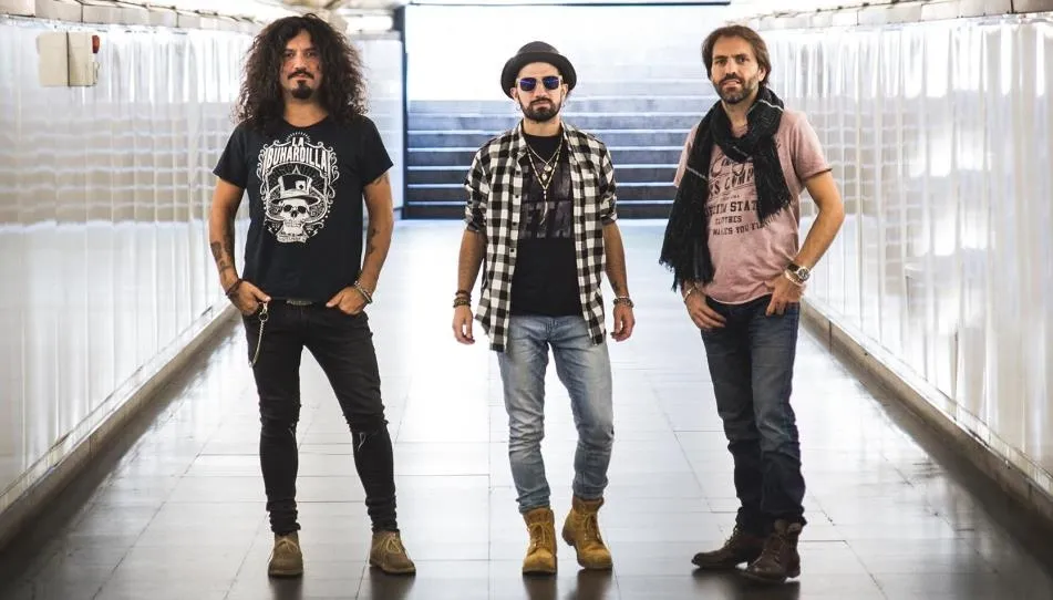 Tras cuatro años, el grupo cántabro regresa con una edición especial integrada por Humo y Cristales, noveno disco de estudio, y Mientras Brilla La Luna, doble CD y DVD en directo