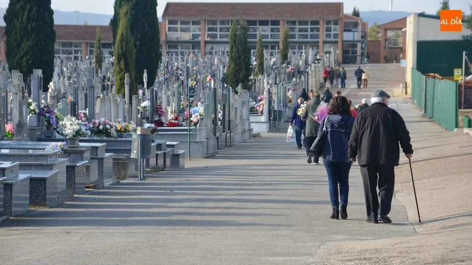 Desde primera hora de la mañana los salmantinos se están acercando al cementerio. Foto: Lydia González