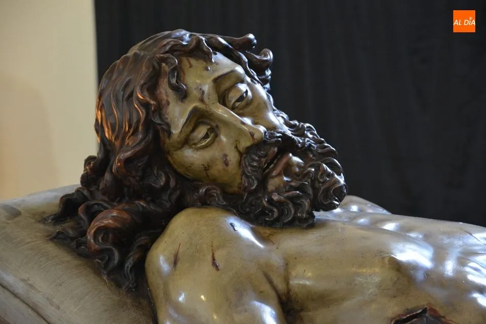 Foto 6 - Numerosos fieles participan en el tradicional besapi&eacute;s a la imagen del Cristo de la Liberaci&oacute;n