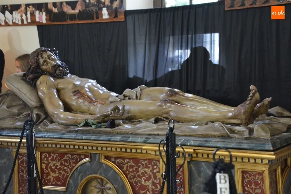 Foto 4 - Numerosos fieles participan en el tradicional besapi&eacute;s a la imagen del Cristo de la Liberaci&oacute;n