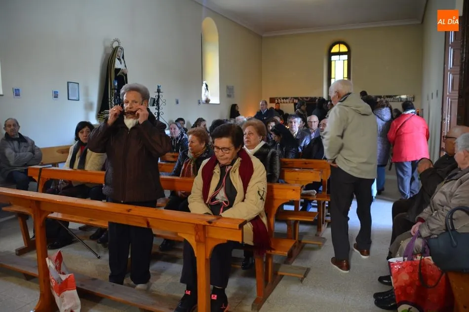 Foto 2 - Numerosos fieles participan en el tradicional besapi&eacute;s a la imagen del Cristo de la Liberaci&oacute;n