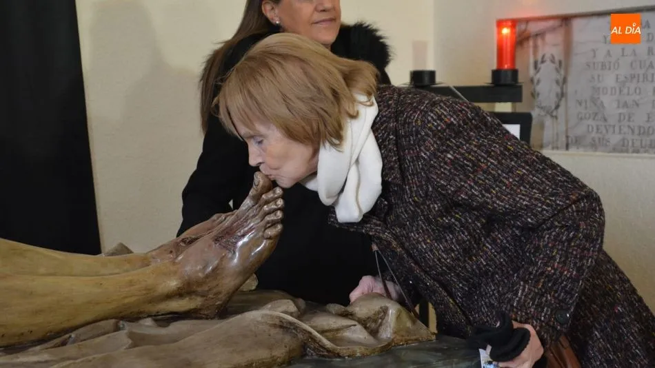 Besapiés a la imagen del Cristo de la Liberación. Foto: Lydia González