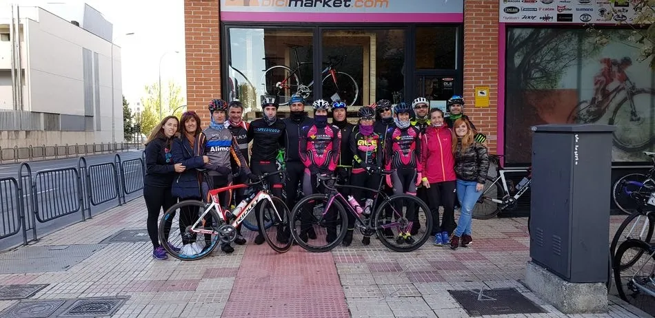 Los tres campeones charros inician la ruta acompañados de otra docena de ciclistas