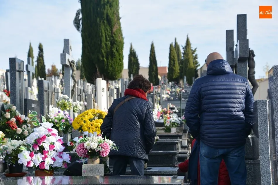 Foto 4 - Flores y recuerdos marcan el D&iacute;a de Todos los Santos