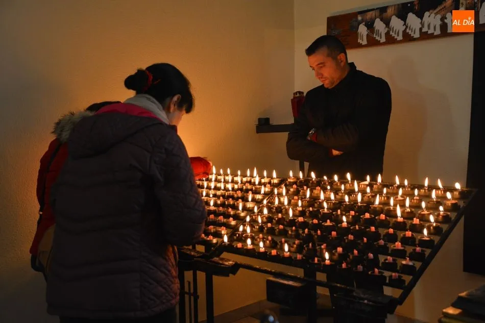 Foto 10 - Numerosos fieles participan en el tradicional besapi&eacute;s a la imagen del Cristo de la Liberaci&oacute;n