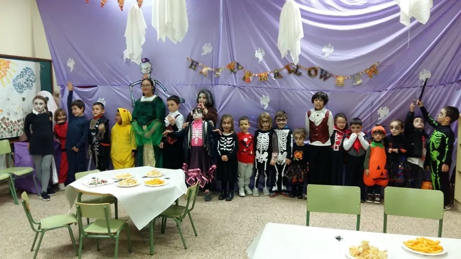 Los niños de Valverdón, con sus originales disfraces de Halloween en la merienda organizada