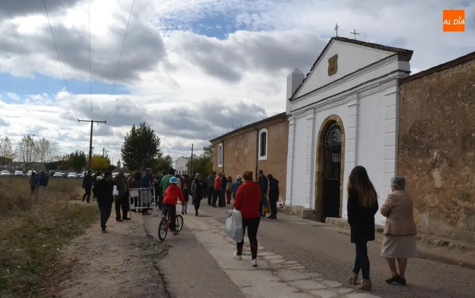Foto 6 - Soleada jornada de peregrinaci&oacute;n hasta los camposantos  