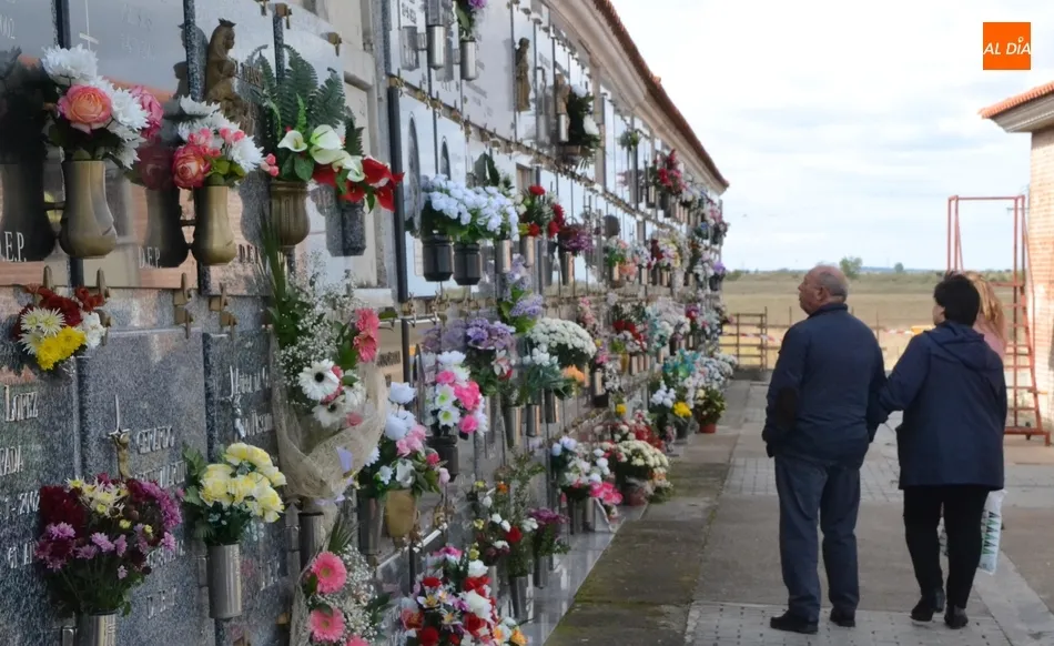 Soleada jornada de peregrinación hasta los camposantos  