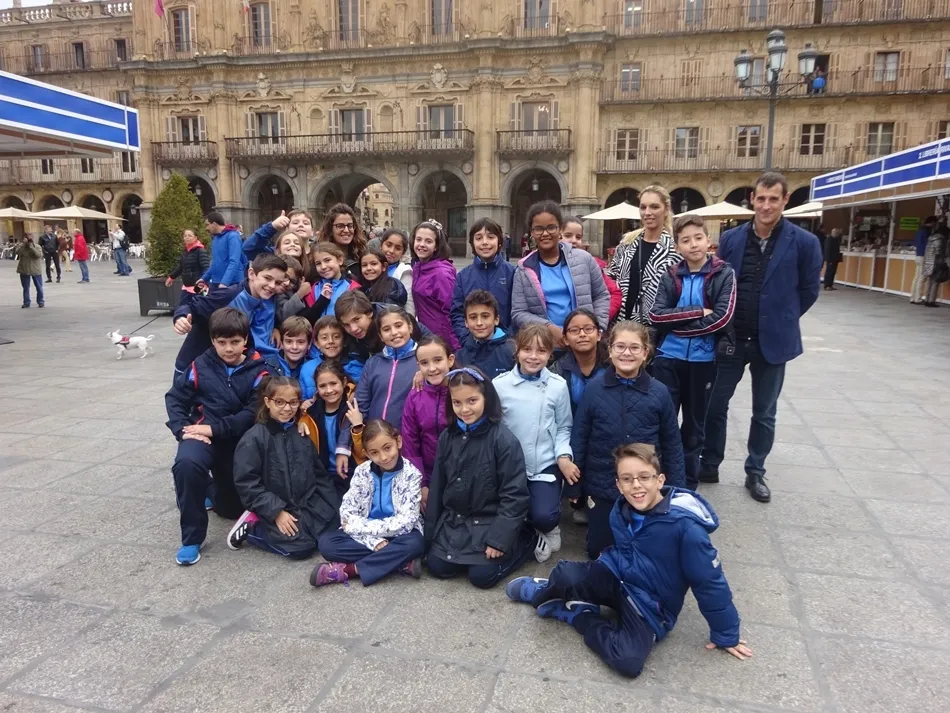 Los alumnos del Colegio San Juan Bosco, en la Plaza Mayor