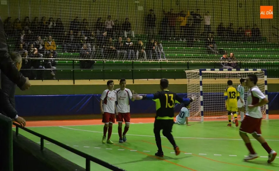 Emocionante victoria del III Cadete en un partido muy entretenido en la pista y tenso en la grada  