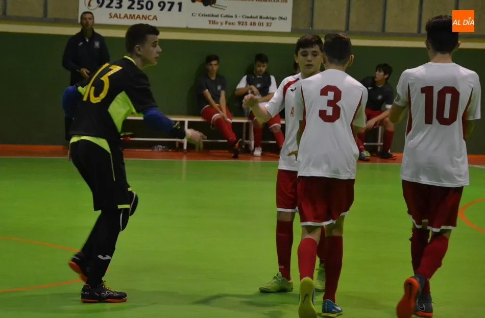 Foto 8 - Emocionante victoria del III Cadete en un partido muy entretenido en la pista y tenso en la grada  