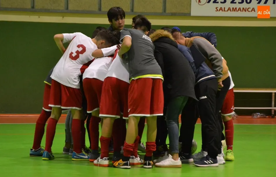 Foto 4 - Emocionante victoria del III Cadete en un partido muy entretenido en la pista y tenso en la grada  