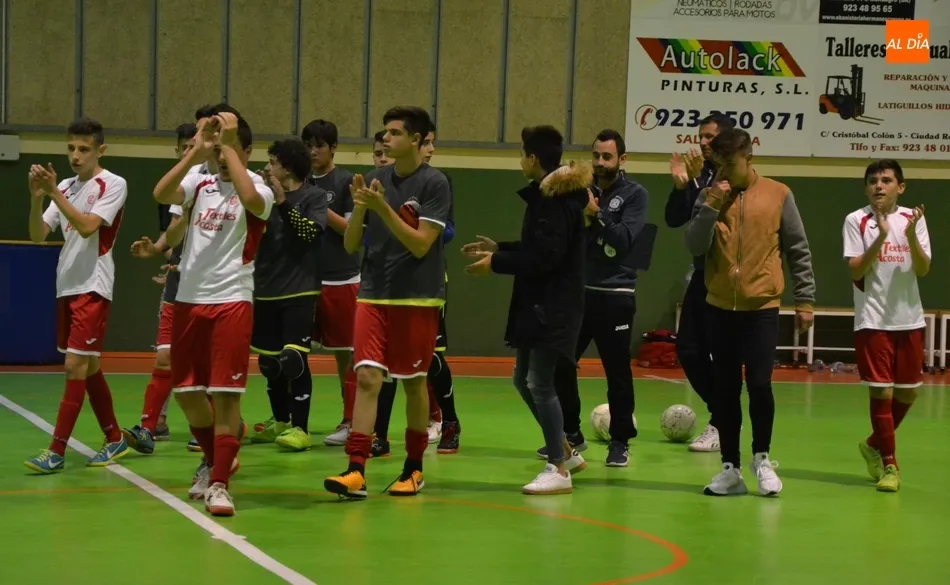 Foto 3 - Emocionante victoria del III Cadete en un partido muy entretenido en la pista y tenso en la grada  