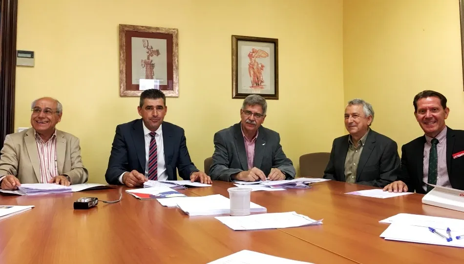 El jurado compuesto por el diputado de Cultura, Julián Barrera; los profesores de la USAL, Julio Borrego y José Luis Martín, el director del IDES, Juan Francisco Blanco, y el director de Organización de Cultura de la Diputación, Bernardo Hernández